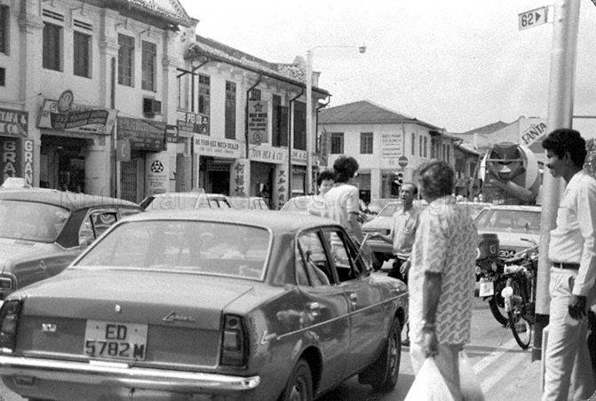 View of pedestrians and traffic along Serangoon Road. At the background is indeed Great United Goldsmith, once located at 75, Serangoon Road, Great United is founded in 1977 between 1979, had another branch in 115 Serangoon road.