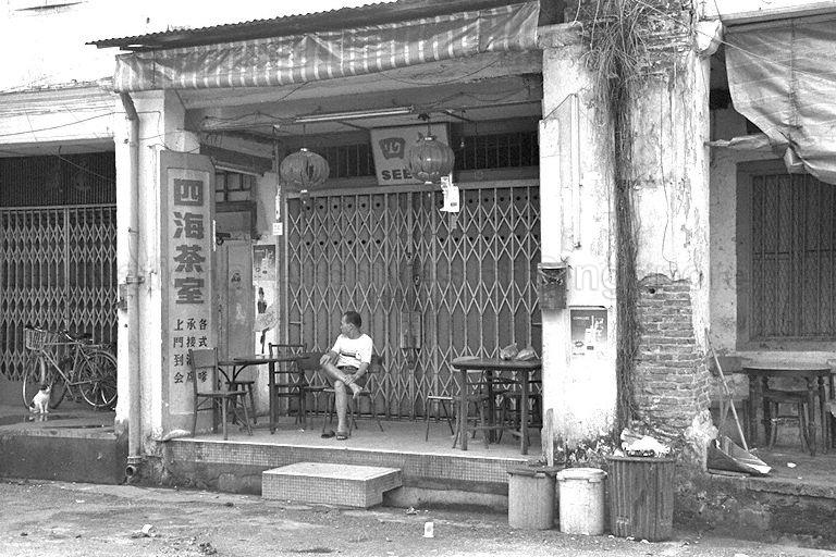 Picture of the See Hai Coffeeshop at Malabar Street. The land around this area was acquired by the government during the 1980s for urban redevelopment. Malabar Street is now an 'indoor street', which is part of the Bugis Junction shopping mall.
