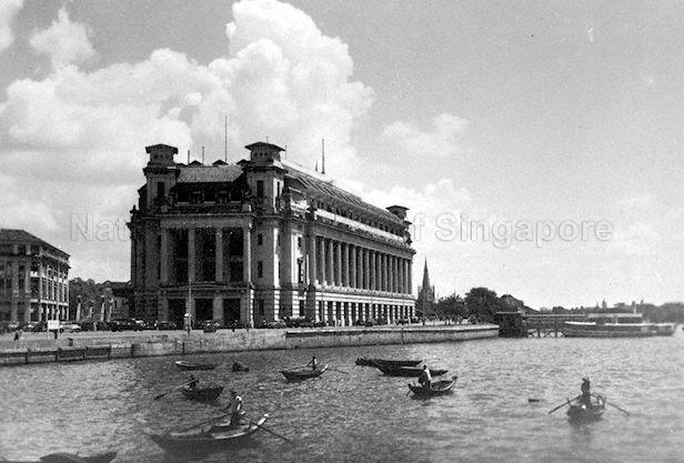 View of the Fullerton Building by the Singapore River. This colonial building used to house the General Post Office, Singapore Club, and other government offices in the 1920s to 1960s before it was acquired by Far East Organisation in 1997 and officially opened in 1 January 2001 as the six-star Fullerton Hotel.