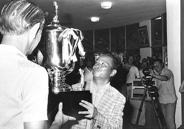 Ben Arda of the Philippines (centre) receiving his Singapore Open golf championship trophy from President of Singapore Golf Association (SGA) Chief Justice Wee Chong Jin. He was the first Asian to win the championship.