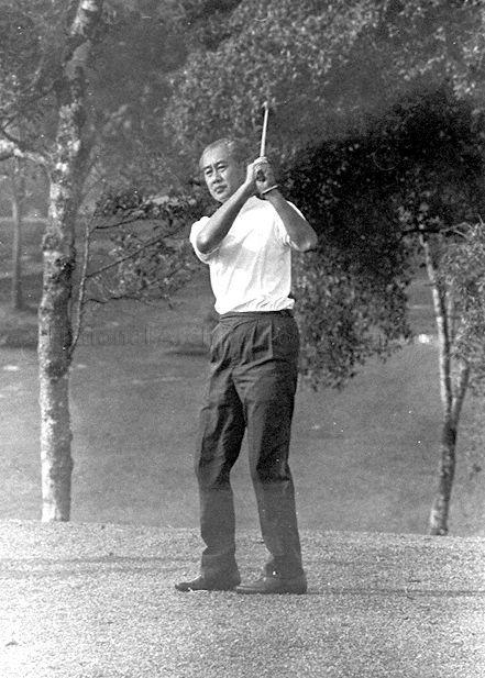 President of Singapore Golf Association Chief Justice Wee Chong Jin officially opening the Singapore Island Country Club's new golf course with a tee off