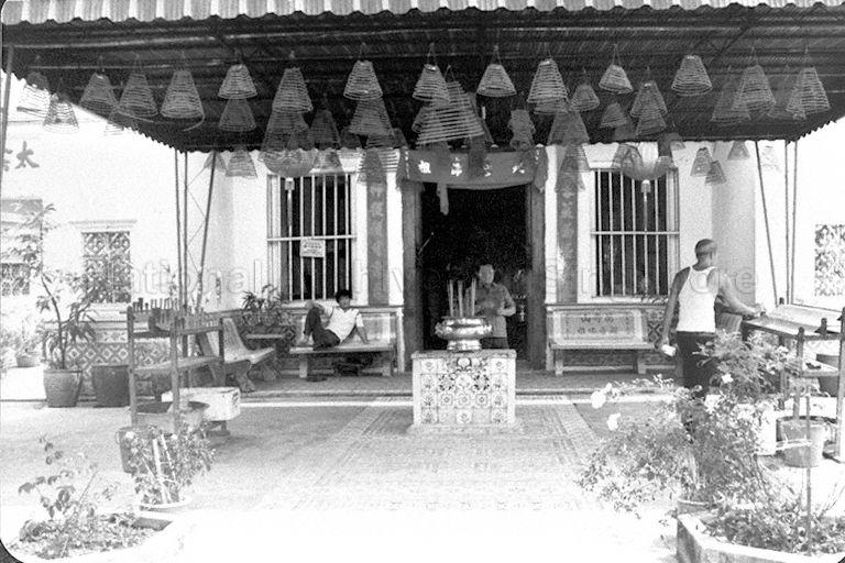 Kwan Im Teng Temple at Alexandra Road; photograph taken during training course for members of Registered Tourist Guides Association of Singapore