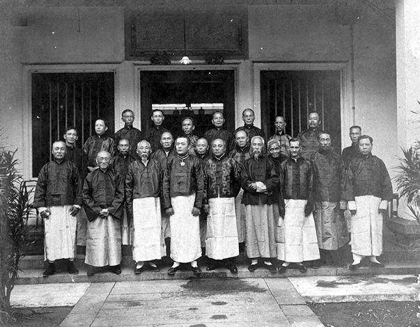 Group photograph of members of 14th Executive Committee of Singapore Chinese Chamber of Commerce (1923-1924). Among those standing in the front row are Mr Ong Chwee Tow (çŽ‹æ°´æ–—) on the left, Mr See Tiong Wah (fourth from left), Mr Lim Nee Soon (centre), Mr Lim Chee Ghee (also known as Lim Loh; sixth from left) and Mr Huang Xian Zhou (é»ƒä»™èˆŸ) on the right. Standing behind Mr Lim Loh is Mr Seet Bo Ih (the tall man). Among those standing in the last row are Mr Lee Wee Nam (second from left) and Chen Kai Guo [hanyu pinyin of é™³é–‹åœ‹] (fourth from left).