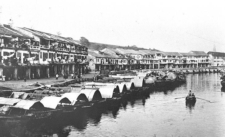 Bumboats (also known as tongkangs in Malay) berthed at Boat Quay along Singapore River, which were used principally to transport cargo between ships in the outer harbour and godowns along the river. They were mostly operated by Indians until 1900 when Chinese Hokkiens and Teochews took over the trade and named their bumboats "twakows" after their dialect.