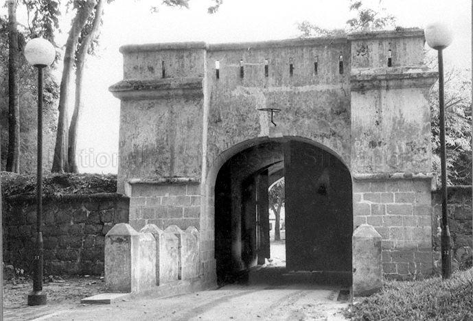 The gate, the adjoining wall and the Sally Port are remains of the fortress which occupied Fort Canning Hill from 1861 to 1926 when it was demolished to make way for a reservoir