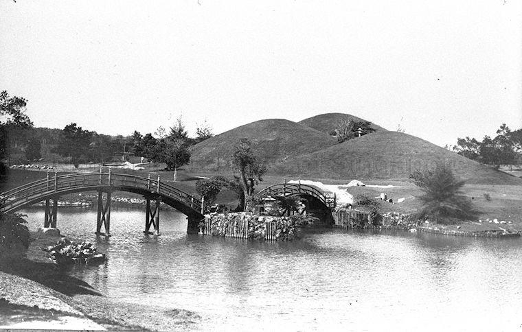 The Japanese-styled Alkaff Lake Gardens belonged to the illustrious Alkaff family from Southern Arabia. Opened to the public in 1929 and bought over by H. Sennett Realty Company in 1949, the land subsequently made way for private houses. Its location off MacPherson Road is now occupied by Sennett Estate and Cedar Girls' Secondary School.