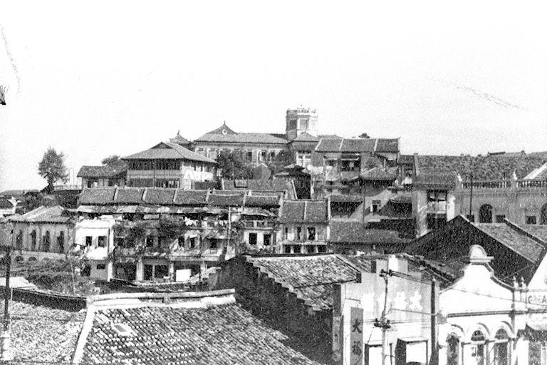 View of buildings on Ann Siang Hill (background) and shophouses at Club Street (middleground) and South Bridge Road (foreground). The building on the hill is Yeung Ching School.