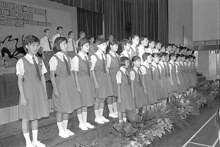 Picture of the official opening of Ping Yi Secondary School.