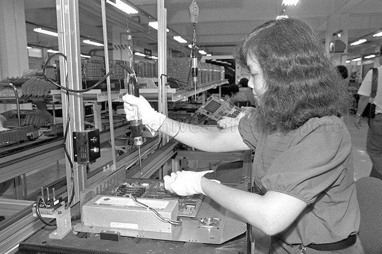 Staff of Apple Computer International Ltd at Block 5002, Ang Mo Kio Avenue 5 at Ang Mo Kio Industrial Park 2. This is a picture taken during the visit of Minister of State for Defence and Trade and Industry Brigadier-General (Reservist) Lee Hsien Loong to the Apple Computer International Ltd Open House.