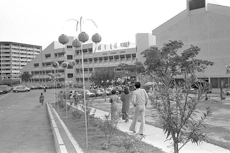 Picture of the official opening of Damai Primary School at Bedok Reservoir Road.