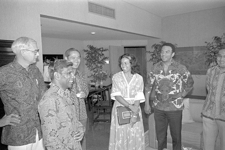 Mayor of the American city of Atlanta Andrew Young (second from right), his wife Jean Childs Young (third from right) and Minister for Foreign Affairs S Dhanabalan (left, foreground) at the Dynasty Hotel.