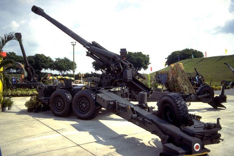 FH 88 Howitzer on display at Singapore Armed Forces (SAF) exhibition "SAF at 25" at Paya Lebar Airport. The exhibition is organised by the SAF Combat Engineers as part of the SAF's silver jubilee celebrations, and gives an insight into the history of the SAF and how it might evolve in the future.