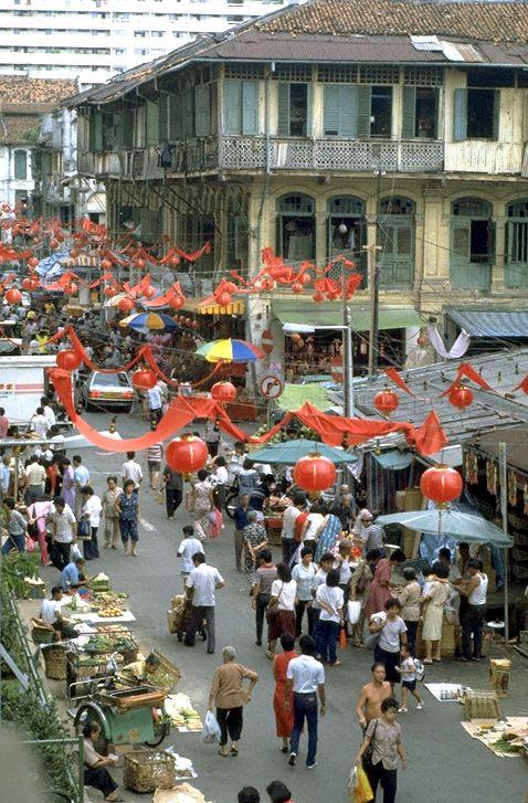 The building located at junction of Trengganu Street and Smith Street at Chinatown was the once famous Cantonese opera house Lai Chun Yuen in the 1910s and 1920s .
