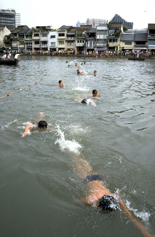 First mass swim across Singapore River organised by Hong Lim Community Centre. The 120-metre swim attracted about 400 swimmers from all over the island.