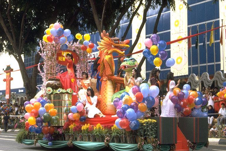 Beauty Pageant float, carrying the new beauty queen in the Year of Snake, taking part in Chingay parade along Orchard Road. Seven floats and more than 2,000 performers including stilt walkers, cultural dancers and skateboarders took part in the procession which showcased both local and foreign cultural performing groups. The annual street parade is the highlight of Singapore's Lunar New Year festivities.