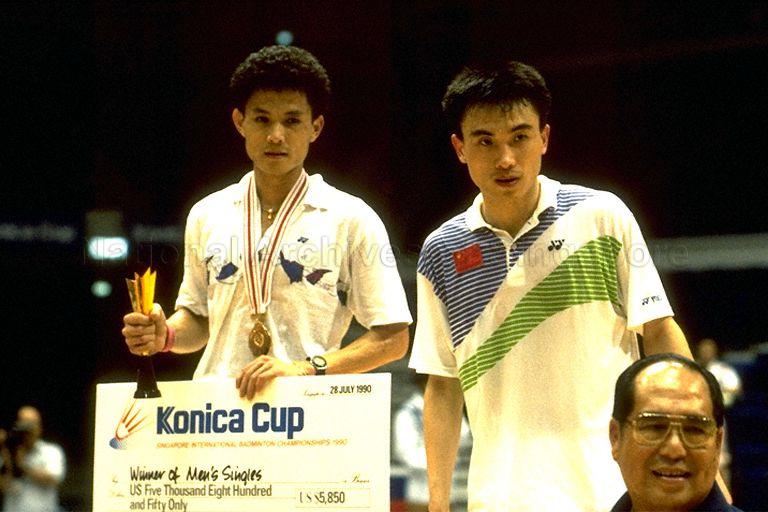 Men's singles winner Foo Kok Keong and runner-up Zhou Jianhua at Konica Cup Singapore International badminton championships at Singapore Indoor Stadium