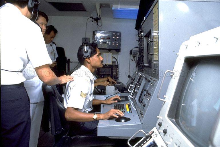 Republic of Singapore Navy's Combat Information Centre (CIC) Simulation Centre at Tuas Naval Base; photo taken during Minister for Defence Dr Yeo Ning Hong's visit to the centre and the site