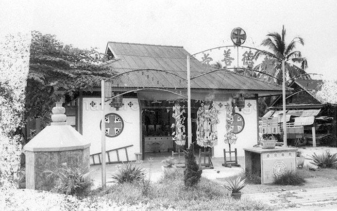 View of Poh Teck Siang Tng. The association was registered under the Registrar of Society in December 1961. This charity hall has a cross on its facade as it is part of the Blue Cross Charitable Institutions. Its original address was registered as Braddell Road from 1959. It later joined three other temples and relocated to the Tian De Temple in 1985.