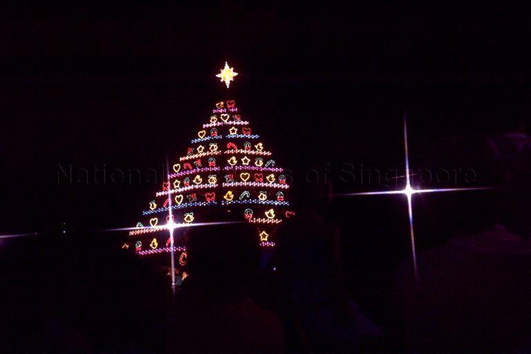 LIVE SINGING CHRISTMAS TREE