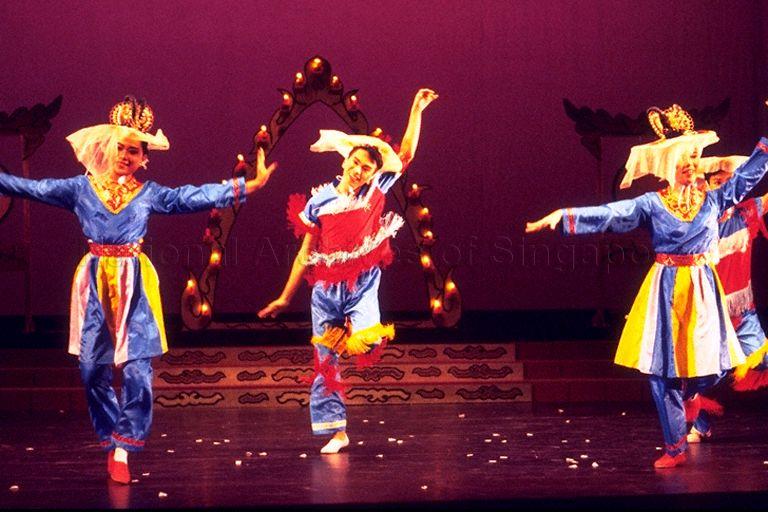 Full dress rehearsal for 'Lee Shu Fen and Dancers' at Victoria Theatre. Presented during Singapore Festival of Dance 1989, the two-hour epic was the swansong of dancer-choreographer Madam Lee Shu Fen.