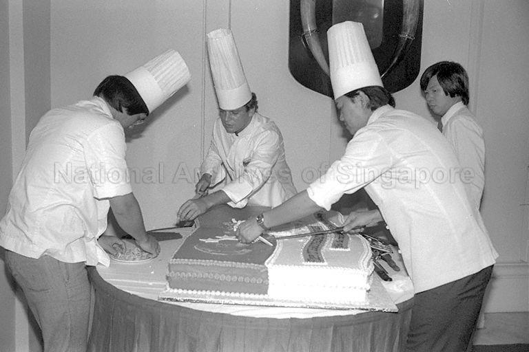 Cutting the birthday cake during National Day reception at Istana