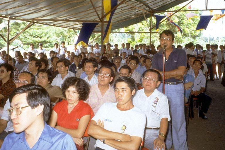 A resident at Punggol raising a query at the public forum held in the open space at Buangkok South Farmway 1 attended by Minister without Portfolio Lim Chee Onn who is on a tour of Punggol constituency