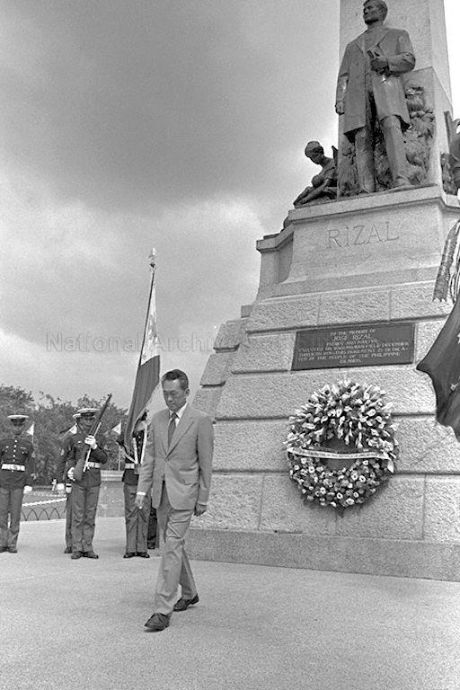 Prime Minister Lee Kuan Yew laying a wreath at the monument for national hero Dr Jose Rizal at the Rizal Park. &nbsp;PM Lee is on a three-day official visit to Manila.