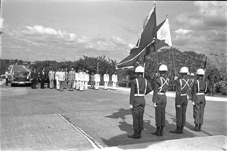 Prime Minister Lee Kuan Yew at the Heroes Cemetery in suburban Fort Bonifacio for the laying of wreath ceremony. Lined up in the background are Singapore delegates. PM Lee is on a three-day official visit to Manila.