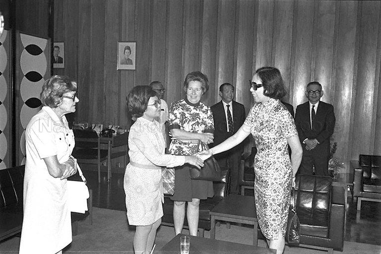Mdm Kwa Geok Choo, wife of Prime Minister Lee Kuan Yew conversing with officials at Paya Lebar Airport lounge. Mdm Kwa, physician Dr Lee Yong Kiat (on the right, in the background) and Port of Singapore Authority (PSA) Chairman and President of Development Bank of Singapore (DBS) Howe Yoon Chong (3rd from right, in the background) are in Prime Minister Lee Kuan Yew's delegation, departing for Manila on a three-day official visit.