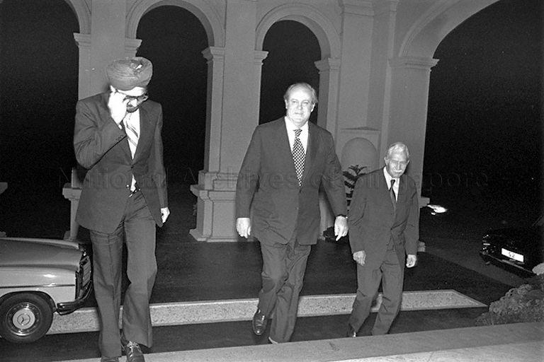 Vice-President of European Economic Community Commission Sir Christopher Soames, who is on a two-day official visit in Singapore, arriving at Istana to attend dinner hosted by Prime Minister Lee Kuan Yew