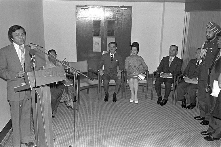 Chairman of Singapore Cancer Society Freddy Yin Ee Kheng speaking at opening of cancer information centre of Singapore Cancer Society at Unit 334 Peace Centre in Sophia Road. Among those seated are President and Mrs Benjamin Henry Sheares.