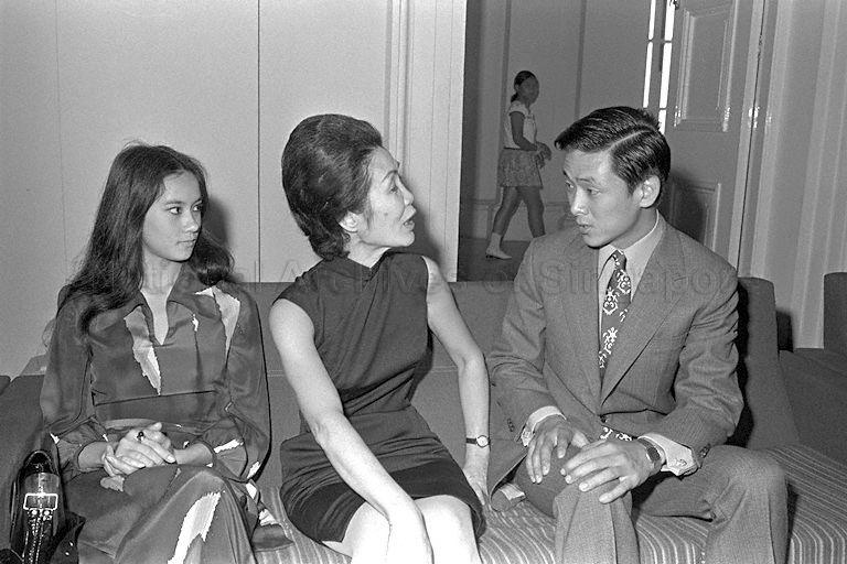 Mrs Benjamin Sheares, wife of the President, with Hong Kong film stars Wang Yu and Miss Nora Miao Ker Hsiu at tea party for guests from All-Star Variety Show held at Istana
