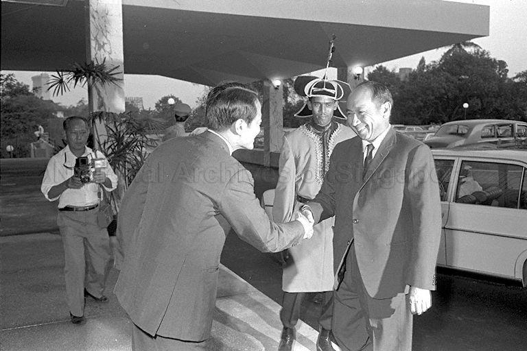 Goh Keng Swee is shaking hands with Robert Kuok Hock Nien, Chairman of Shangri-la Hotel.