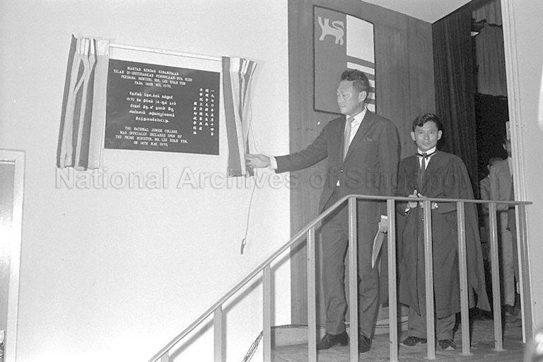 Prime Minister Lee Kuan Yew unveiling plaque for the official opening of National Junior College (NJC). Looking on is NJC principal Lim Kim Woon.