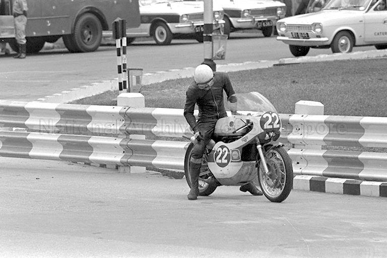 Hiroshi Hasegawa from the Japanese Yamaha works team and a hot favourite for titles, Singapore Grand Prix 1969. Akiyasu Motohashi on the no. 22 Yamaha is Hasegawa's team-mate.