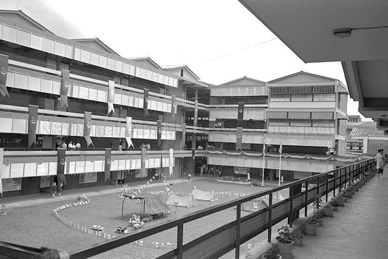 The courtyard of Maju Secondary School is based on a new design policy from the Ministry of Education. &nbsp;During the official opening of Maju Secondary School, an outdoor life exhibition was set up in the courtyard.