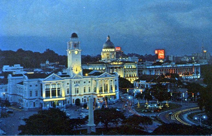 Night view of Empress Place featuring Victoria Memorial Hall (with clock tower) and neighbouring Singapore Cricket Club (right), Supreme Court (with dome), City Hall (extreme right in background) and Dalhousie Obelisk (foreground)