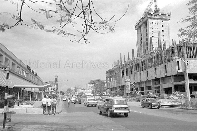 Orchard Road with Prince's Hotel Garni on the left and Overseas Union Building and Mandarin Hotel under construction on the right. Information on the road name was provided by Mr Lim Kheng Chye, National Archives of Singapore (NAS) Board advisor.