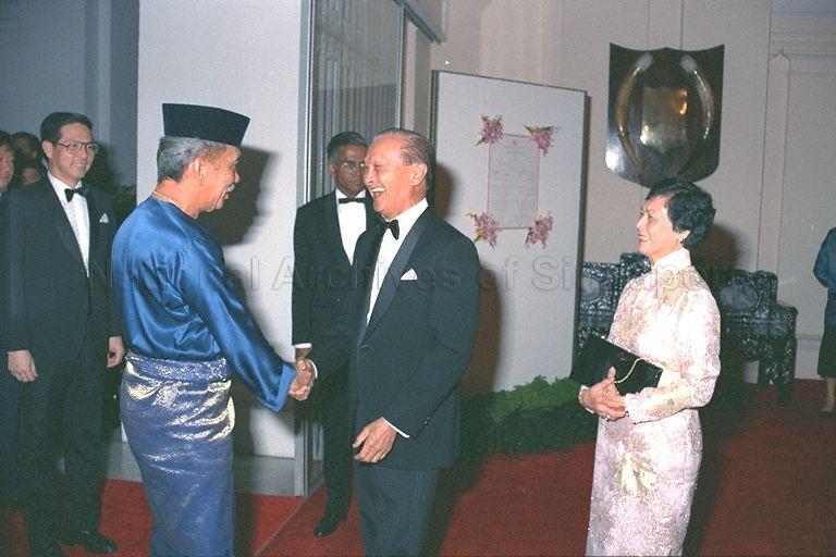 President Wee Kim Wee welcoming Sultan Iskandar of Johor, the Yang di-Pertuan Agong, to state banquet at Istana. Looking on are Second Deputy Prime Minister and Minister-in-Attendance Ong Teng Cheong (left), Director of Protocol V K Rajan (centre), and Mrs Wee (right). The King was in Singapore on a three-day state visit from 26-28 July, the first by a Malaysian King.