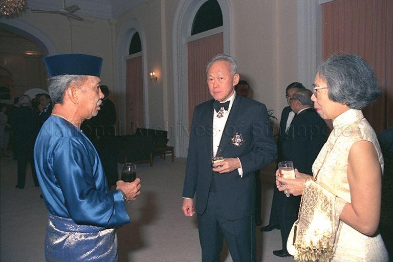 Prime Minister and Mrs Lee Kuan Yew with Sultan Iskandar of Johor, the Yang di-Pertuan Agong, at cocktail reception before state dinner hosted by President Wee Kim Wee in his honour at Istana. The King was in Singapore on a three-day state visit from 26-28 July, the first by a Malaysian King.