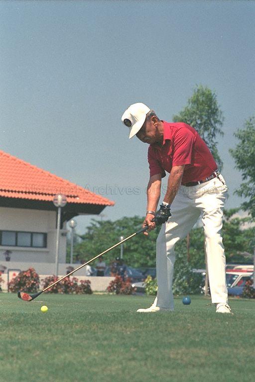 Malaysia's Yang di-Pertuan Agong, Sultan Iskandar of Johor, playing golf with President Wee Kim Wee at Tanah Merah Country Club, Tampines course. Sultan Iskandar is in Singapore for a three-day state visit, the first by a Malaysian King.