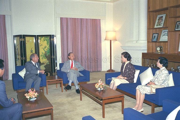 President Wee Kim Wee and First Lady with Taiwan Trade Representative Hu Shing (second from left) and his wife (second from right) during their farewell call at Istana