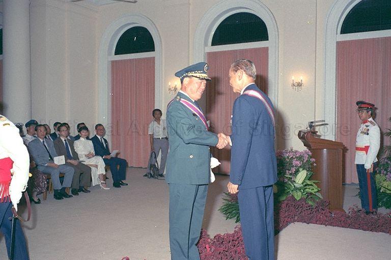 Chief of General Staff from Taiwan General Hau Pei-Tsun being conferred Singapore's highest military award - the Darjah Utama Bakti Cemerlang (Tentera) or the Distinguished Service Order (Military) - from President Wee Kim Wee for his contribution in promoting good relations between Singapore and Taiwan. He is the third person to have received the award.