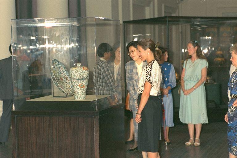 Mrs Marilyn Quayle (in black skirt), wife of Vice-President of the United States  of America (US) Dan Quayle, and Mrs Daryl Arnold (right, partly hidden), wife of US Ambassador to Singapore, viewing exhibits of the Qing Dynasty during their visit to the museum at Empress Place. Mrs Quayle is accompanied by Mrs Grace Wong (checkered suit), General Manager of Historical and Cultural Exhibitions.