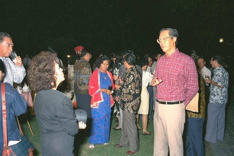 First Deputy Prime Minister Goh Chok Tong, who is also the People's Action Party's (PAP) First Assistant Secretary-General, chatting with guest at the valedictory dinner for 14 former PAP Members of Parliament (MP) who stepped down in September 1988. Among the 14 is former Speaker of the House for 19 years, Dr Yeoh Ghim Seng (left, drinking). The former MP for Joo Chiat is now a surgeon in private practice.