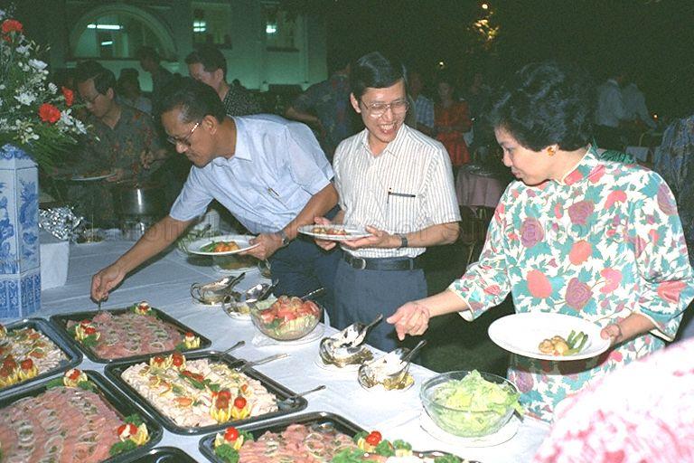 (From right) Member of Parliament (MP) for Yuhua Mrs Yu-Foo Yee Shoon, Minister for Labour Lee Yock Suan, Minister for the Environment and Minister in-charge-of Muslim Affairs Dr Ahmad Mattar, retired MP for Queenstown Jek Yeun Thong (face hidden), and MP for Bukit Batok Dr Ong Chit Chung at the buffet table during the valedictory dinner for 14 People's Action Party politicians who retired from Parliament in September 1988. Mr Jek is a former Cabinet minister and also served as Singapore's High Commissioner to Britain. He was elected in 1963.