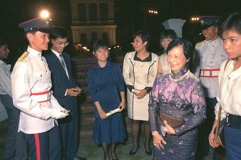 First Lady Mrs Wee Kim Wee with the President's Scholars after the awards presentation ceremony at Istana. They are (second from left) Ng Chee Peng, Francis Chong Fu Shin, Hoo Sheau Peng, Lynette Shek Pei-Chi, Seah Geok Teng, and Lee Seow Hiang.