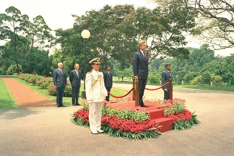 Ceremonial welcome at Istana for Finnish Ambassador Timo Heikki Koponen before presenting his credentials to President Wee Kim Wee. Mr Koponen, who will be resident in Jakarta, succeeds Mr Erik Heinrichs.