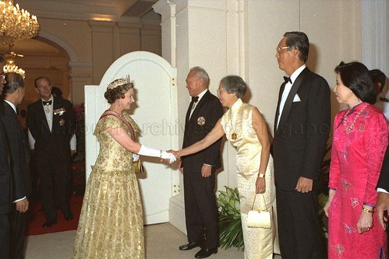Kwa Geok Choo, wife of Prime Minister Lee Kuan Yew, greeting Her Majesty Queen Elizabeth II before the state banquet held in her honour in the Istana. Standing alongside her are First Deputy Prime Minister and Minister for Defence Goh Chok Tong and his wife.
