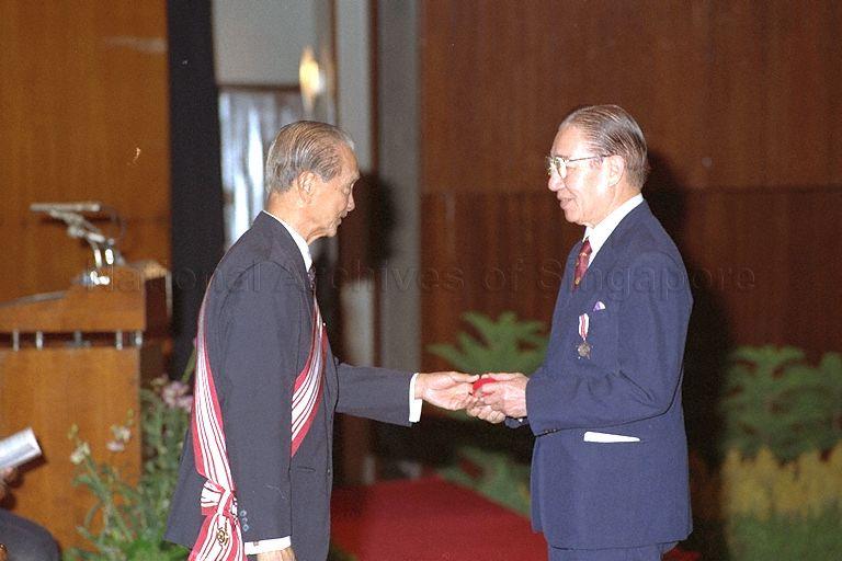 President Wee Kim Wee presenting the Public Service Star (Bar) medal to Chairman of Singapore Science Centre Tan Keong Choon at investiture ceremony for National Day awards at Singapore Conference Hall